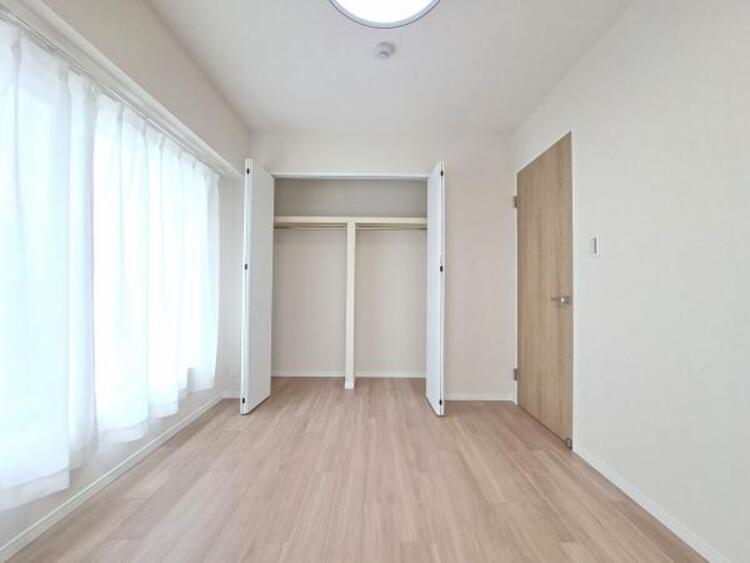 内装 洋室5.5帖　日々の疲れを癒してくれる主寝室。自由度が高いので家具のレイアウトでお好みの空間を創りだせます。