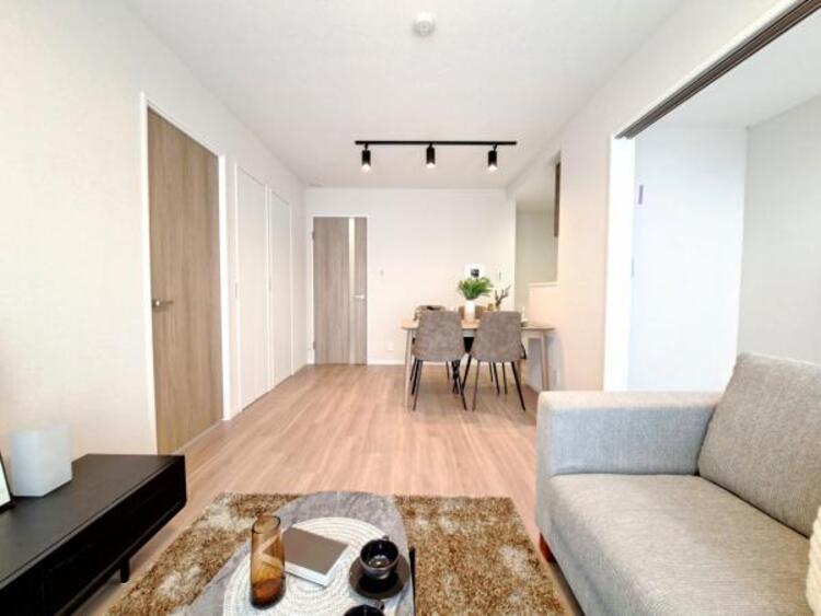 居間 家族が集まるリビングゆったり空間に。明るい陽射しと風が入る窓配置が安らげる空間を演出します。