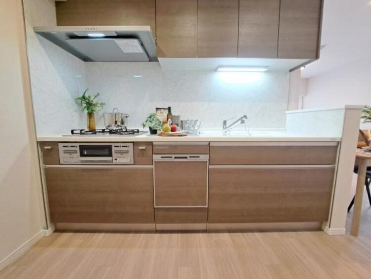 キッチン 独立キッチンは、お料理に専念でき、ニオイや水はね音がリビングに届きにくく急な来客時でも慌てて片付ける必要がありません。