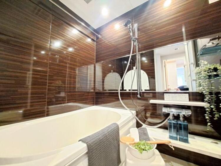 風呂 浴室乾燥機付きで雨の日の洗濯も可能です。凹凸が少ない汚れの付き辛くお掃除が楽な仕様となっております。