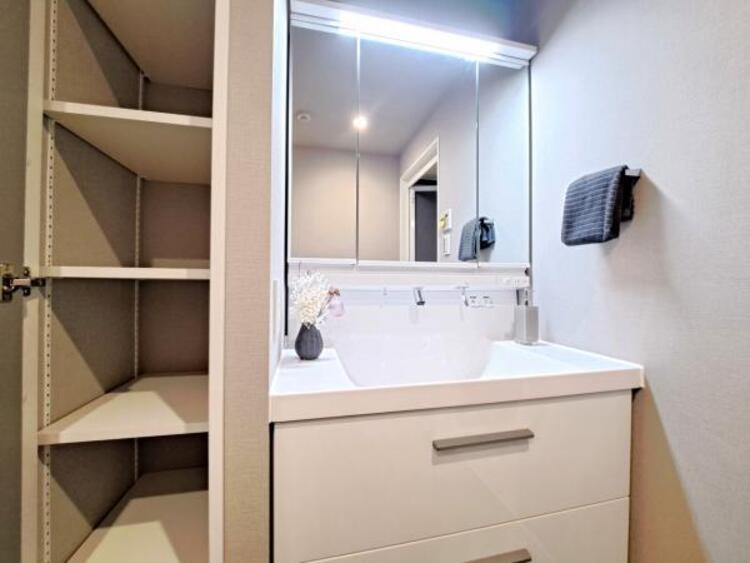 洗面 三面鏡の裏は機能的な収納を配置。コンセントも付いているため電動シェーバーや電動歯ブラシも収納できます。