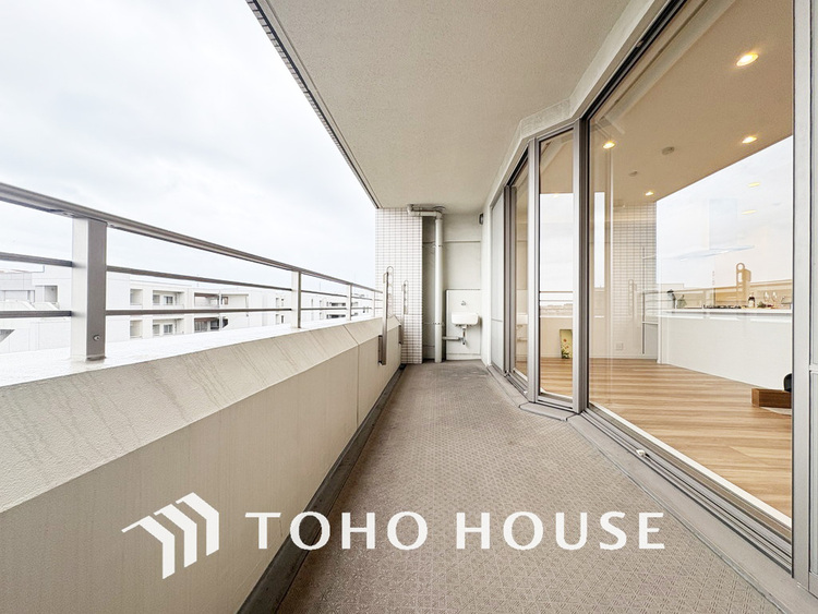 バルコニー 日当たりの良いバルコニーで晴れの日の洗濯物も楽しみになりますね