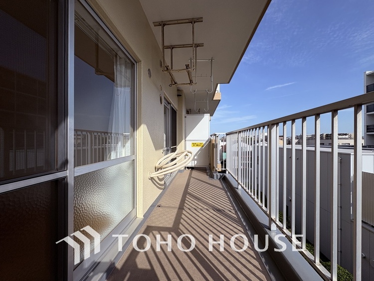 バルコニー 日当たりの良いバルコニーで晴れの日の洗濯物も楽しみになりますね