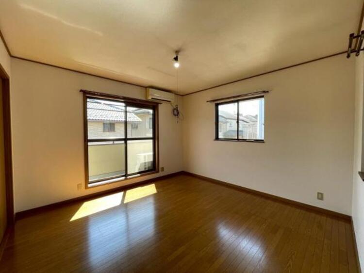 内装 【8帖洋室】 ベッドを置いてもゆとりのある、8帖主寝室。バルコニーに面しており開放的です。