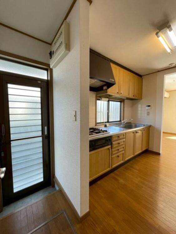 内装 回遊可能なキッチンは、行き止まりがなく家事動線が快適です。ゴミ出しや換気に便利な勝手口あり！