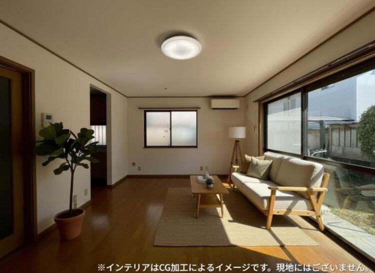 居間 大きな窓から陽光の注ぐ明るいLDKです！（※インテリアはCGイメージです。現地にはございません。）