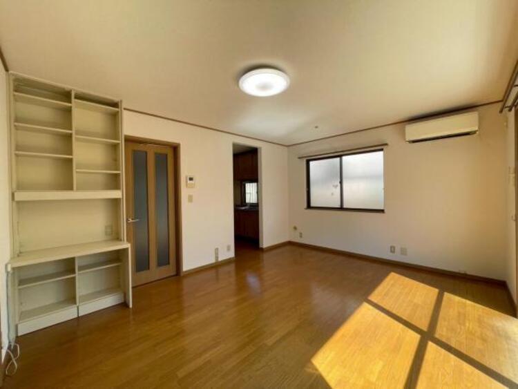 居間 家族団らんのときを優しく包み込む、明るいLDK 