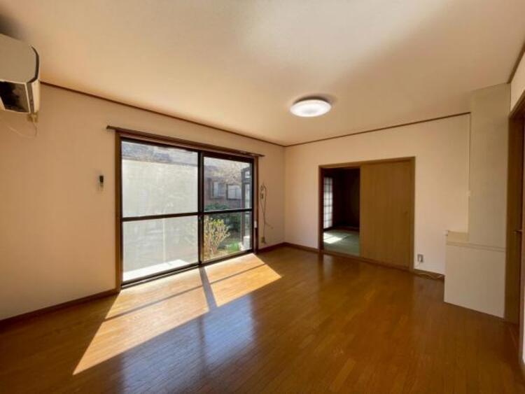 居間 食と憩いの場がゆるやかに続く、家族の存在を感じられるLDKです 