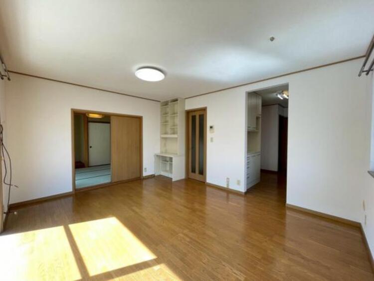 居間 一日の長い時間を過ごすリビング。陽光の注ぐ明るい空間です 