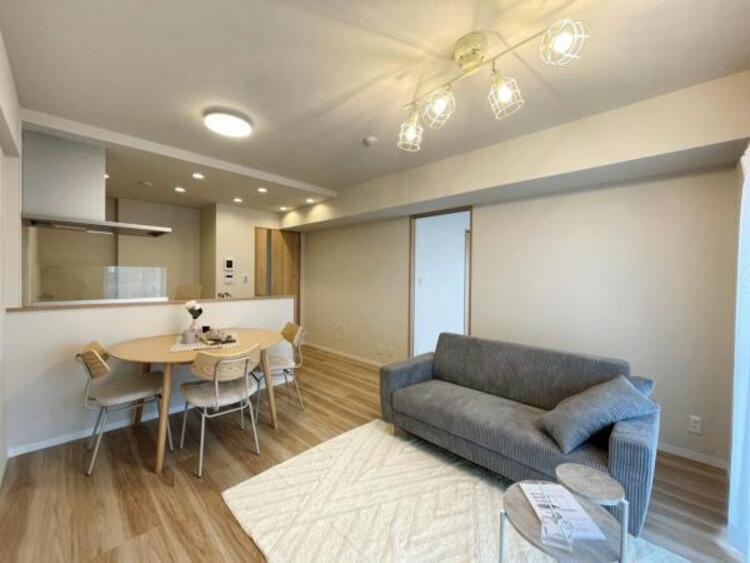 居間 家族団らんのときを優しく包み込む、明るく広々したLDK 