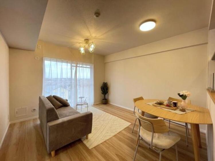 居間 柔らかな木目のフロアがインテリアとマッチし、心地よい空間に