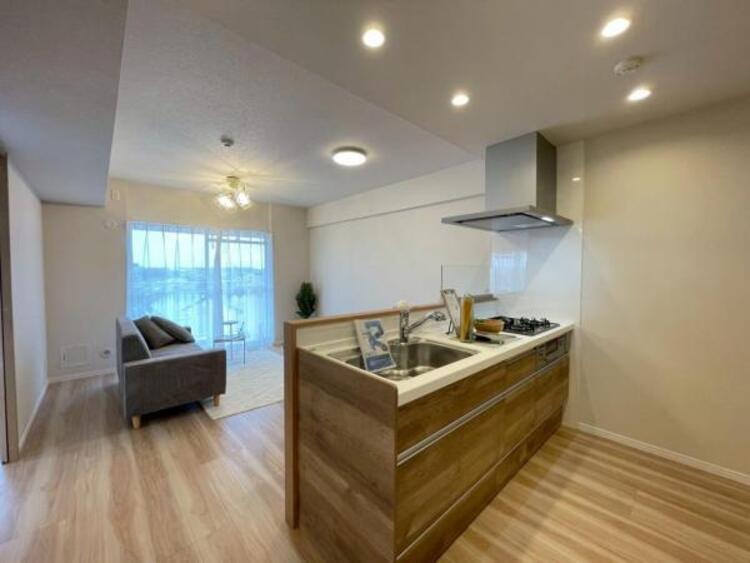 居間 家族団らんのときを優しく包み込む、明るく広々したLDK