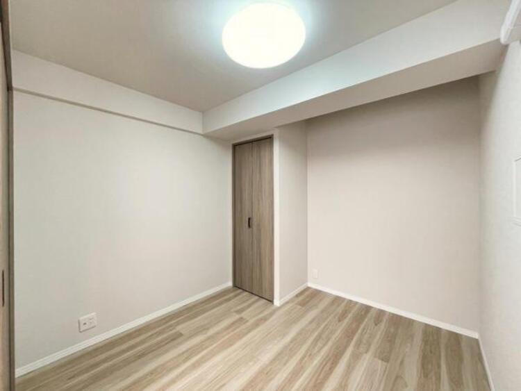 内装 【4.4帖洋室】LDKから目が届き、お子様のプレイスペースにもぴったりの洋室です。