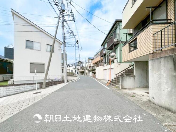 外観 【前面道路】前面道路は閑静な住宅地をはしる車通りの少ない道路。車の出し入れが苦手なママや小さなお子様にも安心です。