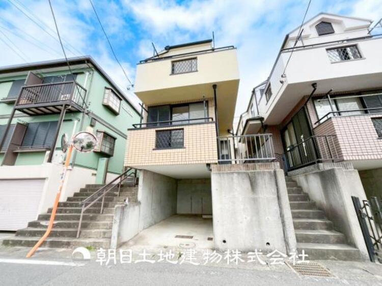 外観 【外観写真】家族の色を映し出す洗練された邸宅は、ずっと輝き続けながらいつしか街の風景に溶け込んでいきます。