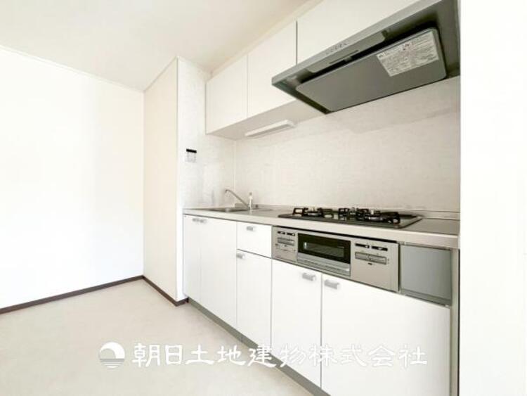 キッチン 【キッチン】シンプルで使いやすいデザインにこだわったキッチン。プライベートスペースを彩るインテリアとしての美しさと、快適な日常を支える機能性と強さがひとつになった自慢のキッチンです。