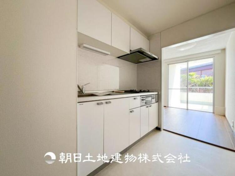 キッチン 【キッチン】住宅の主役でもあり、日常生活を過ごす上で重要な水回りでもあるからこそ機能性・デザイン性に拘りました。お掃除のしやすいシステムキッチンを設置しました。