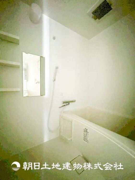 風呂 【浴室】高級感の感じられるカラーリングで、清潔な空間美を実現。１日の疲れが癒される贅沢な時間を堪能できるゆとりある空間です。