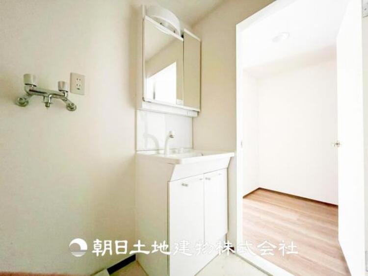 洗面 【洗面化粧台】広々とした洗面化粧台はたっぷり収納もさる事ながら、身だしなみチェックや歯磨きなど、朝の慌ただしい時間でも心に余裕とゆとりを作ってくれます。