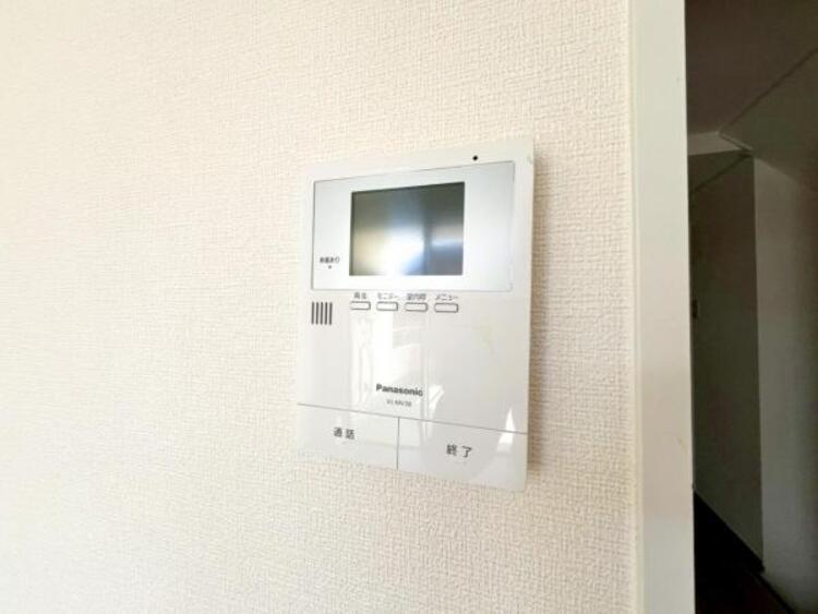 設備 【モニター付きインターホン】モニター付きインターホンで来客者の顔が見れるのでお子様の留守番時にも安心できますね。