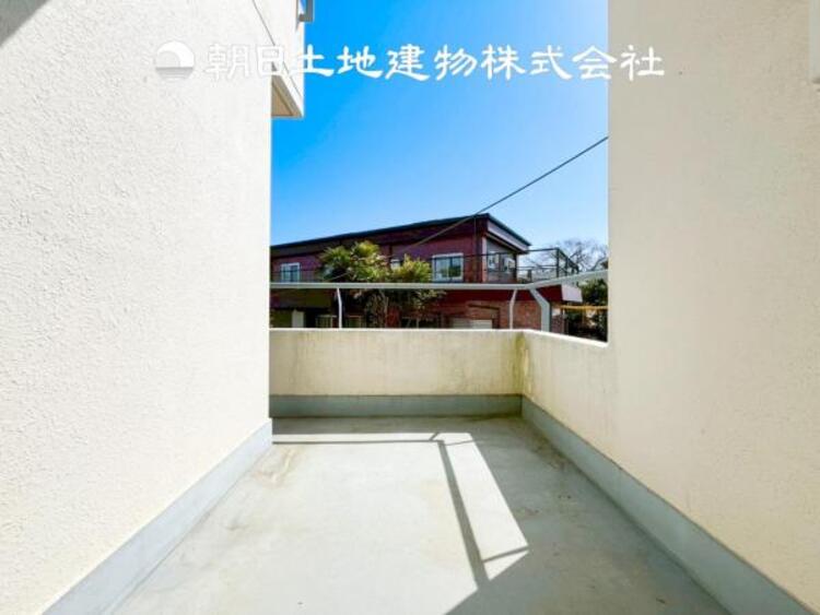 バルコニー 【バルコニー】温かい太陽を感じる事ができるのは、目の前に遮るものが無いから。彼方に広がる風景が絵画のように広がります。