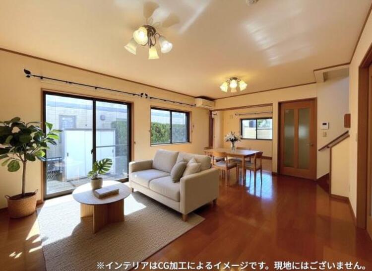 居間 陽当たり良好の明るいLDKです！（※インテリアはCG加工によるイメージです。現地にはございません。）