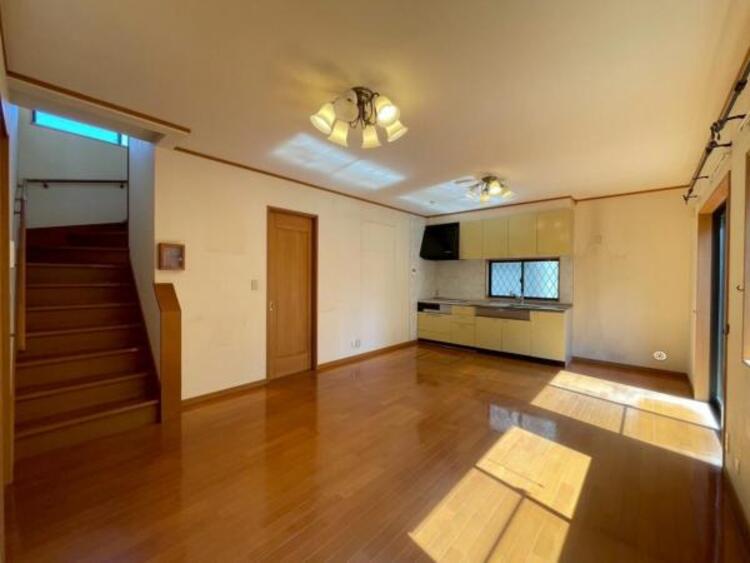 居間 たっぷりの陽光が注がれた明るいリビングは、家族団らんのひと時を包み込みます。