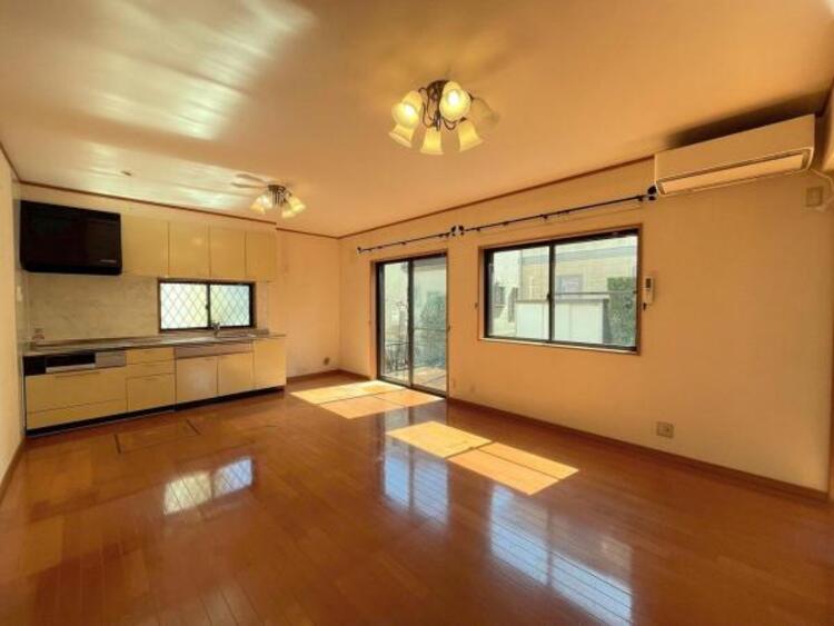 居間 食と憩いの場がゆるやかに続く、家族の存在を感じられるLDKです