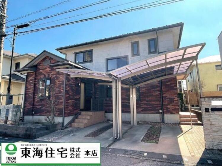 外観 太陽光発電システム付オール電化住宅！広々庭と並列2台カーポートを備えるゆとりの住まい！