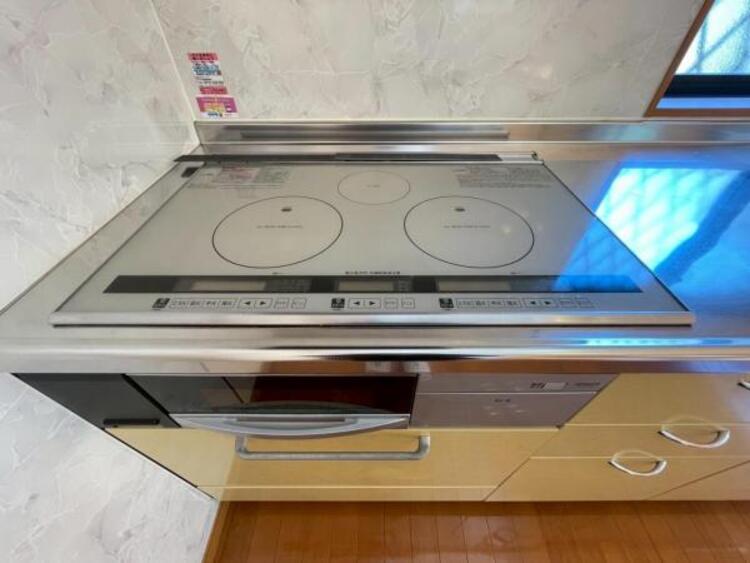 キッチン 3口コンロはお鍋もフライパンも同時に使えるので、料理効率も上がりますね。