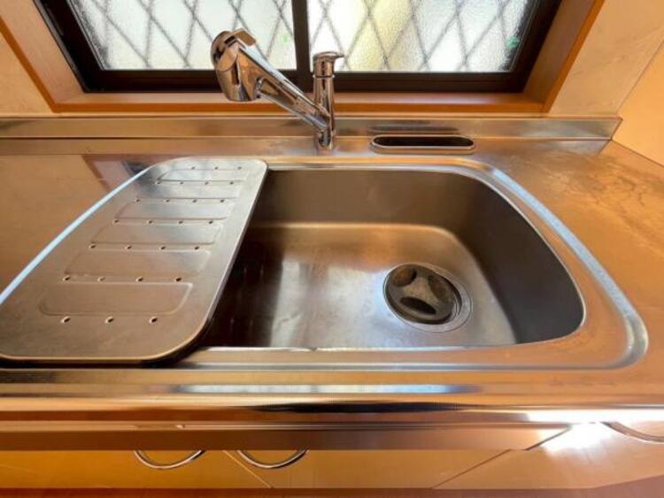 キッチン 鍋や大皿も洗える広々としたシンクです。ステンレスのため耐久性・お手入れしやすさも魅力です