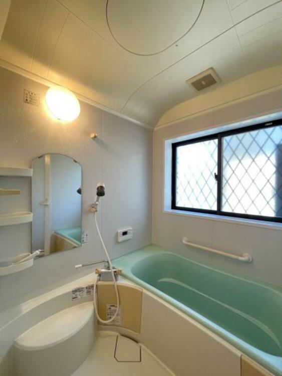 風呂 足を伸ばしてゆったりとくつろげる柔らかな曲線のバスタブが、日々の疲れを癒します