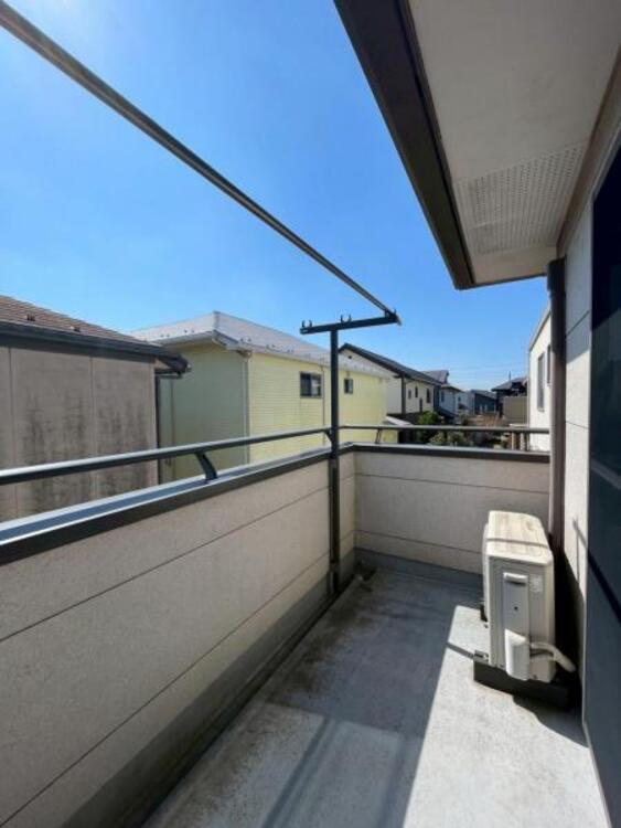 バルコニー 陽当たり良好の明るいバルコニー