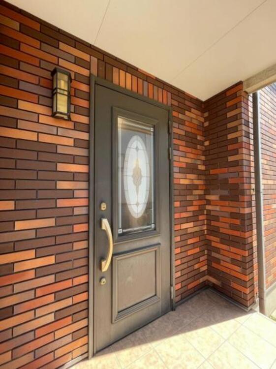その他 重厚感のあるレンガスタイルの玄関。屋根付きですので、雨の日でも濡れずに開閉できます。