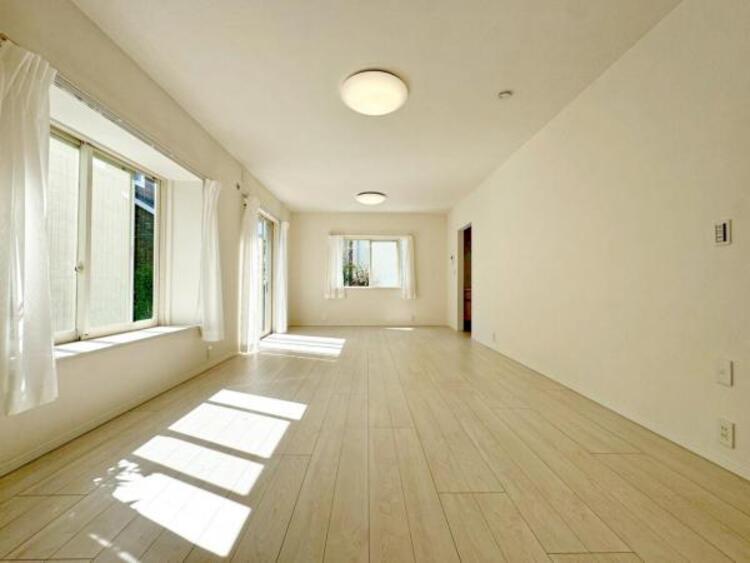 居間 家族の会話や笑顔が行き交うリビングで、子供を走り回らせたい。ダイニングテーブルでゆったり食事を堪能。光と風が溢れる開放的なリビングダイニングには、くつろぎの空間を生み自然と家族みんなが集まってきます 