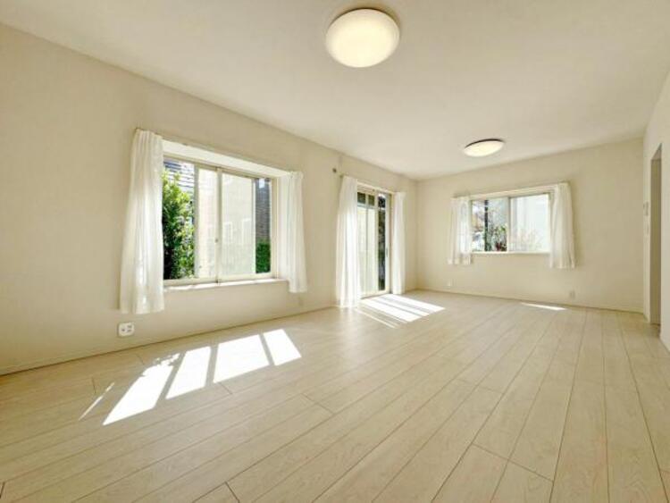 居間 お天気が晴れの日は照明をつけなくても充分明るいリビングです！どこか落ち着きのある広々とした内装です！皆で過ごす空間が、目に浮かんでくる様な優しいリビングダイニングです！くつろいだり楽しい時間を是非！ 