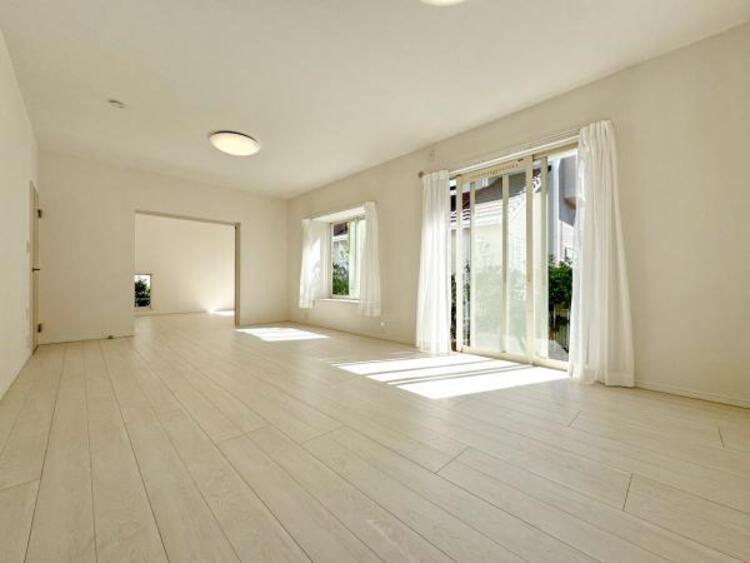 居間 リビングにあふれる採光と心地よい風のつどう調和された空間！！生活を彩る充実した日々が過ごせそうです。家族の滞在期間が長くなることを予測して、設計士が思いと工夫をこらした自慢のリビングダイニング！！！ 