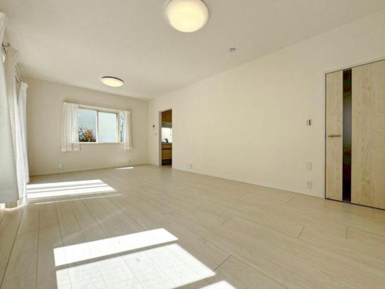 居間 開放感とプライベート感が見事に両立されたリビングダイニング！通常では相反するファクターがともにそろうと極上のくつろぎ空間が生まれます。だれにも譲りたくない至福の空間で過ごす日々は生活をより豊かにします 