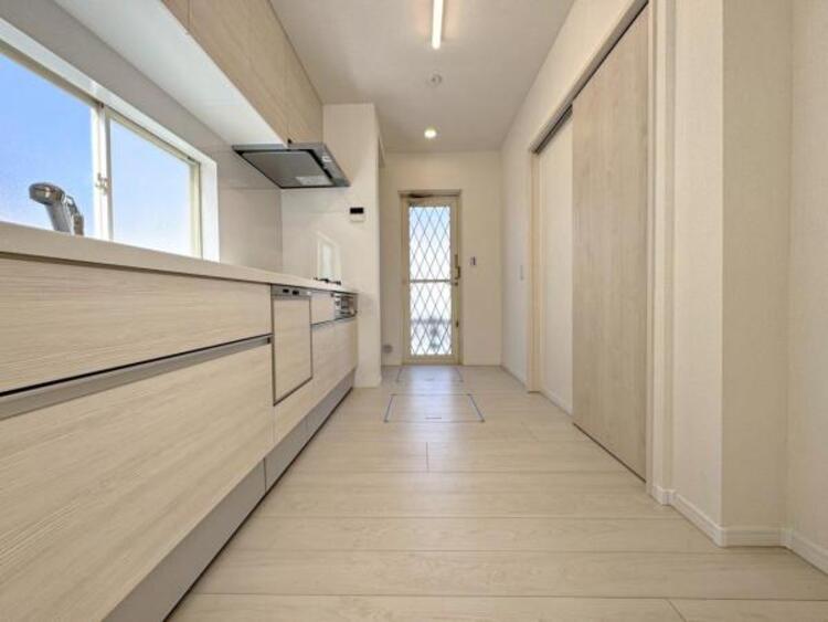 キッチン 【キッチン】広く取られたキッチンスペースはとても便利です。　自由にレイアウトがカスタマイズできます。 