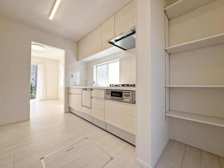 キッチン 【キッチン】広く取られたキッチンスペースはとても便利です。　自由にレイアウトがカスタマイズできます。 