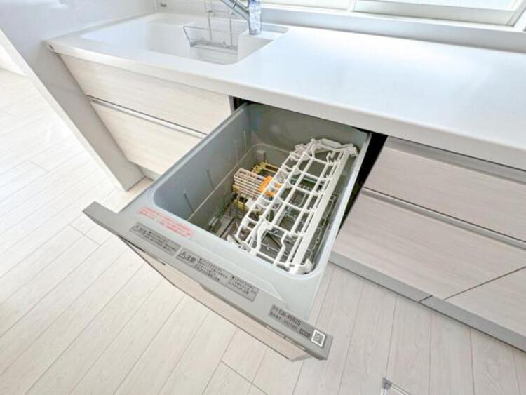 キッチン 食洗器付きキッチン！食後の洗い物の時間を食洗器にまかせて空いた時間を団欒や趣味に使うことができます。お使いにならない場合でも食器の乾燥や大きな食器の収納などにもお使いいただけます。 