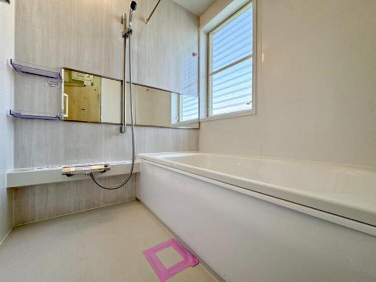 風呂 【浴室】使いやすい最新システムバスににリフォーム済みです。ご入居時から気持ちよくお使いいただけます。 