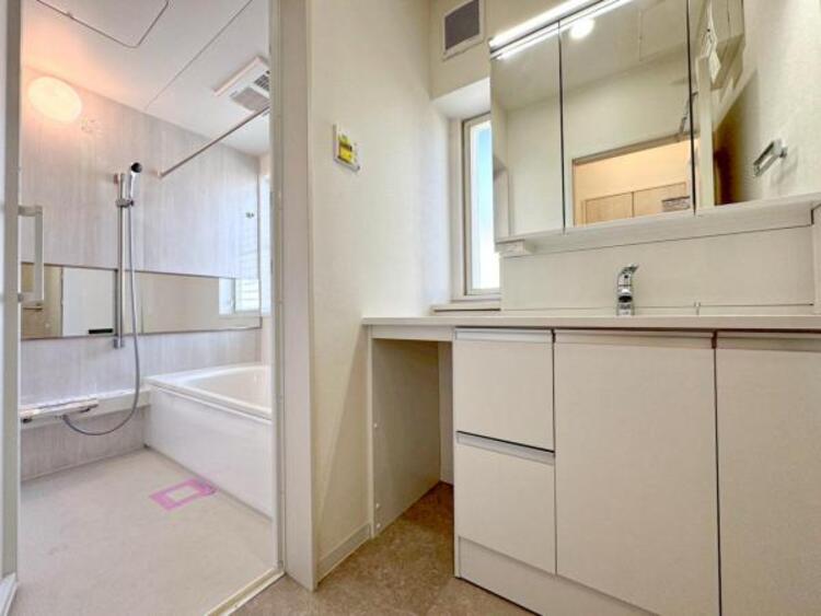 洗面 【洗面・脱衣所】使いやすい最新の洗面台にリフォーム済みです。ご入居時から気持ちよくお使いいただけます 