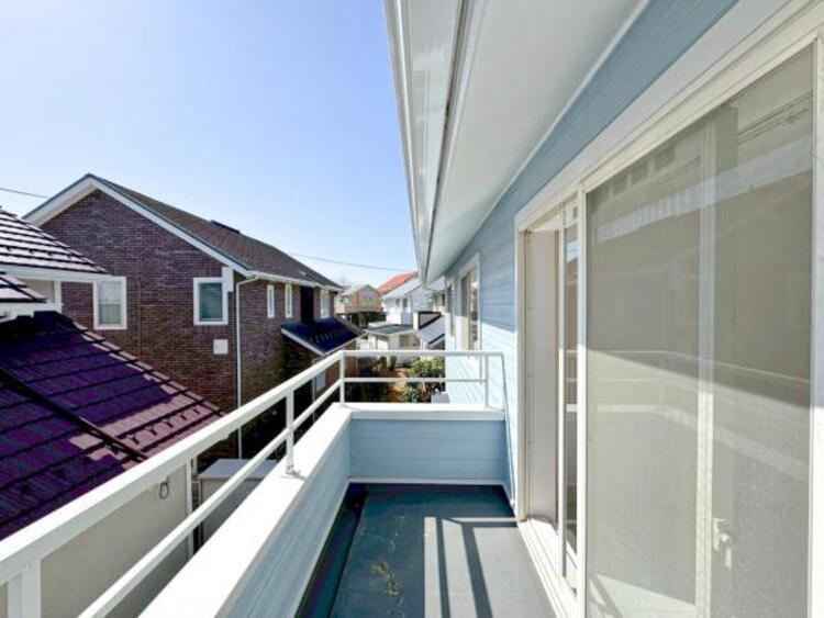 バルコニー 【バルコニー】太陽の光と爽やかな風でお洗濯物は気持ちいいです。 