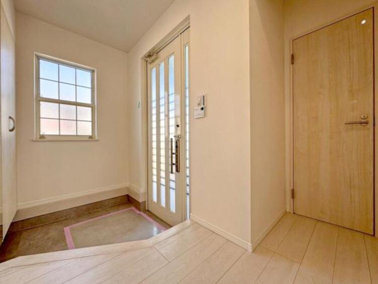 その他 【玄関】明るく広い玄関には収納力に優れたシューズボックス。　靴をスッキリと整頓することができます。 