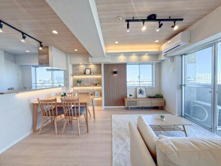 居間 家族の会話や笑顔が行き交うリビングで、子供を走り回らせたい。ダイニングテーブルでゆったり食事を堪能。光と風が溢れる開放的なリビングダイニングには、くつろぎの空間を生み自然と家族みんなが集まってきます 