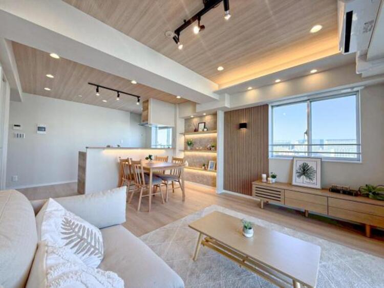 居間 お天気が晴れの日は照明をつけなくても充分明るいリビングです！どこか落ち着きのある広々とした内装です！皆で過ごす空間が、目に浮かんでくる様な優しいリビングダイニングです！くつろいだり楽しい時間を是非！ 