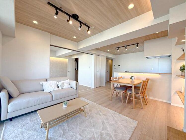 居間 リビングにあふれる採光と心地よい風のつどう調和された空間！！生活を彩る充実した日々が過ごせそうです。家族の滞在期間が長くなることを予測して、設計士が思いと工夫をこらした自慢のリビングダイニング！！！ 