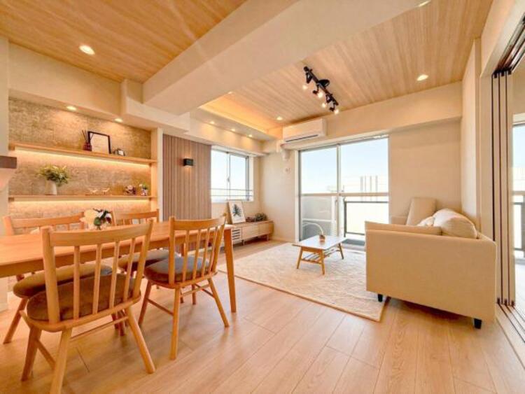 居間 開放感とプライベート感が見事に両立されたリビングダイニング！通常では相反するファクターがともにそろうと極上のくつろぎ空間が生まれます。だれにも譲りたくない至福の空間で過ごす日々は生活をより豊かにします 