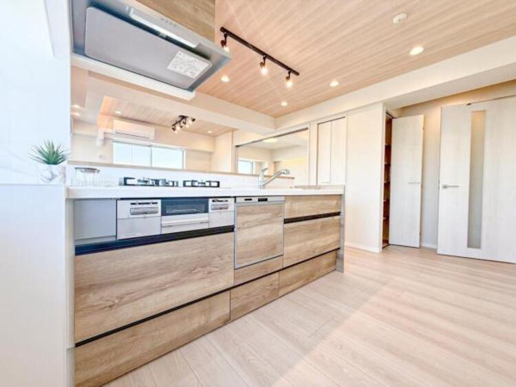 キッチン 【キッチン】広く取られたキッチンスペースはとても便利です。　自由にレイアウトがカスタマイズできます。 